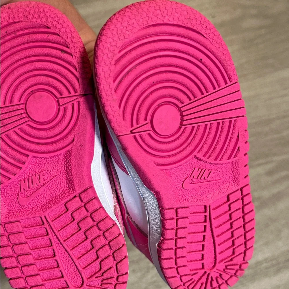 Nike Kids White and Hot Pink Low-Top Sneakers. - Picture 5 of 7